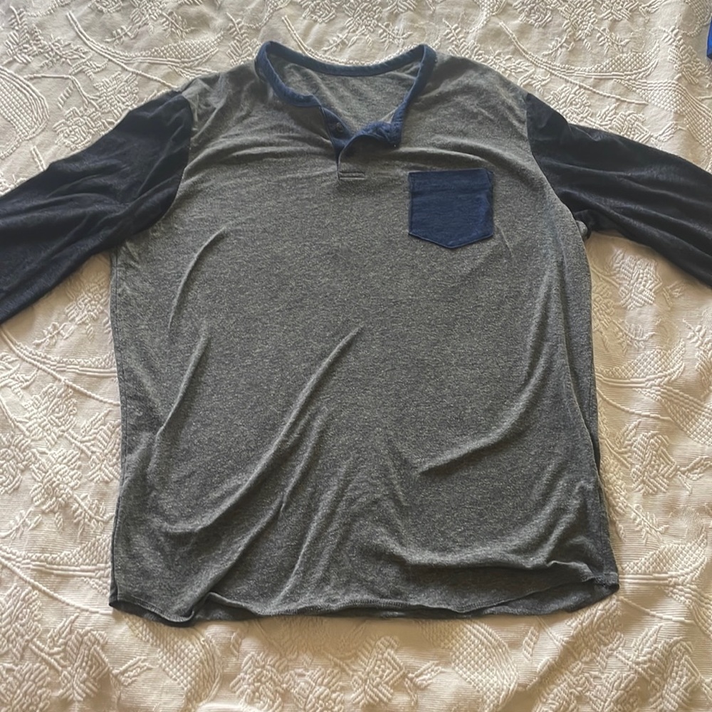 Medium Gray and blue American eagle three-quarter sleeve shirt